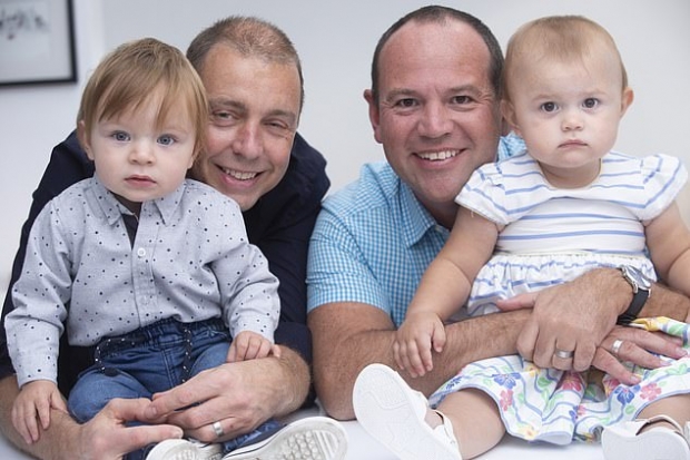 대리모를 통해 생물학적 쌍둥이를 얻게 된 영국의 동성 커플