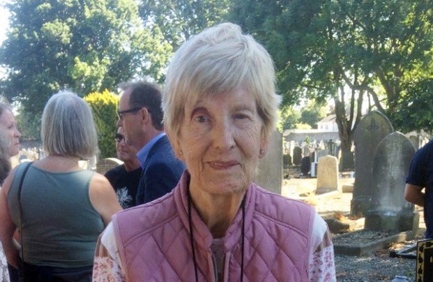 두살 때 헤어진 엄마와 극적으로 상봉한 81세의 에일리 멕켄 할머니