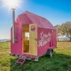 “세계서 가장 싸다”…이동 가능 ‘미니 핑크 하우스’ 등장