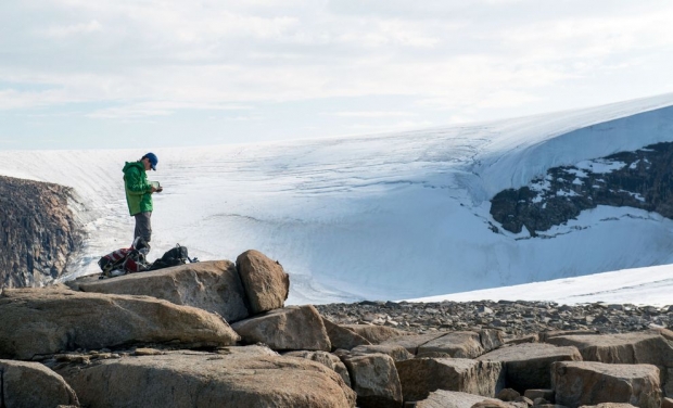사이먼 펜들턴 박사는 오늘날 북극 온난화 배경을 찾기 위해 배핀섬의 빙하가 녹아 드러난 땅에서 고대 식물들을 찾아내 연구하는 연구팀의 일원이다. (사진: 매튜 케네디/지구 비전 연구소)