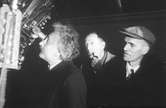 윌슨산 천문대를 방문해 망원경을 보는 아인슈타인. 뒤에 파이프 문 이가 허블, 오른쪽이 천문대장 월터 애덤스다