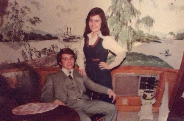 사진은 킴 해리스 데니콜라가 학창시절인 1977년 한 남자친구와 파티에서 기념으로 촬영한 것.