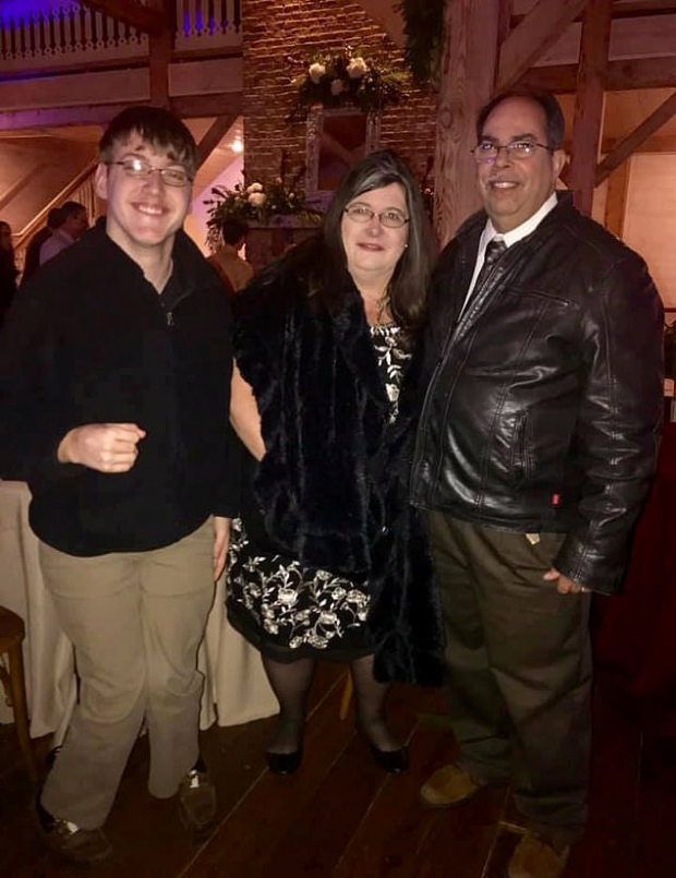 킴 해리스 데니콜라(가운데)는 옛 기억을 찾기 위해 애쓰고 있다. 사진은 기억을 잃은지 2개월째인 지난해 12월 남편 데이비드(오른쪽)와 아들 매튜와 함께 있는 모습.