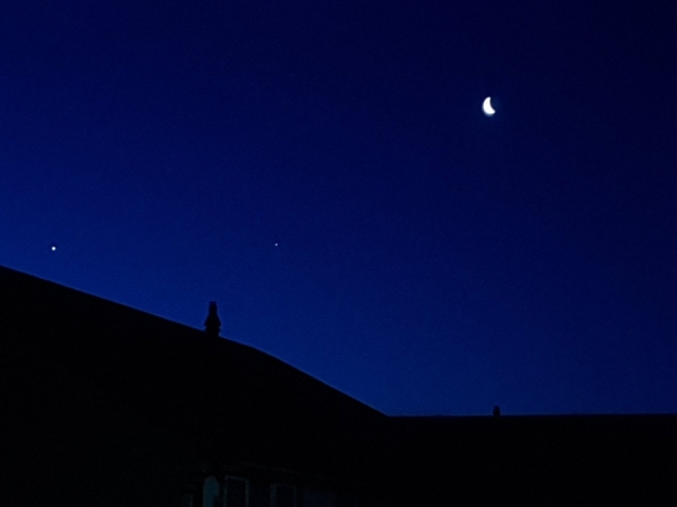 29일 새벽 영국 잉글랜드 남부 코비에서 데이미언 웨더리가 포착한 하늘 사진. (트위터) 