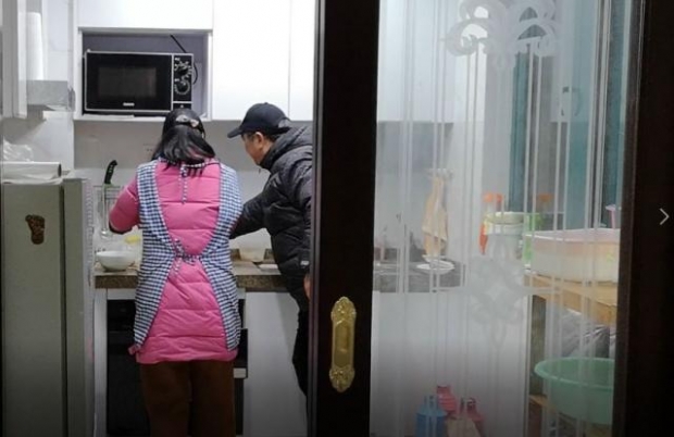 장쑤성 양저우에 거주하는 딩밍씨와 그의 아내 양씨 부부.