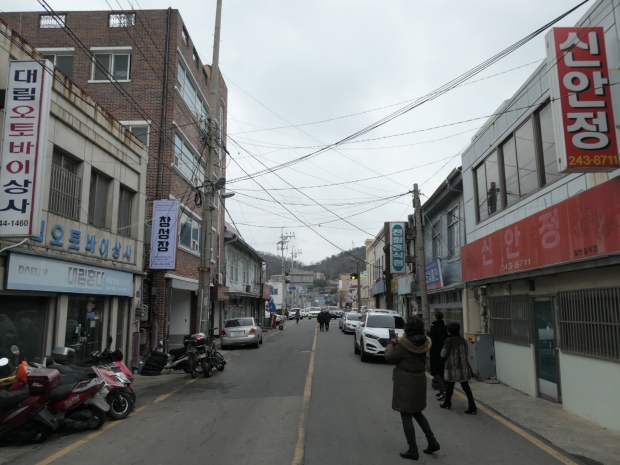 목포 구도심을 찾은 관광객들이 창성장 간판을 사진으로 담고 있다