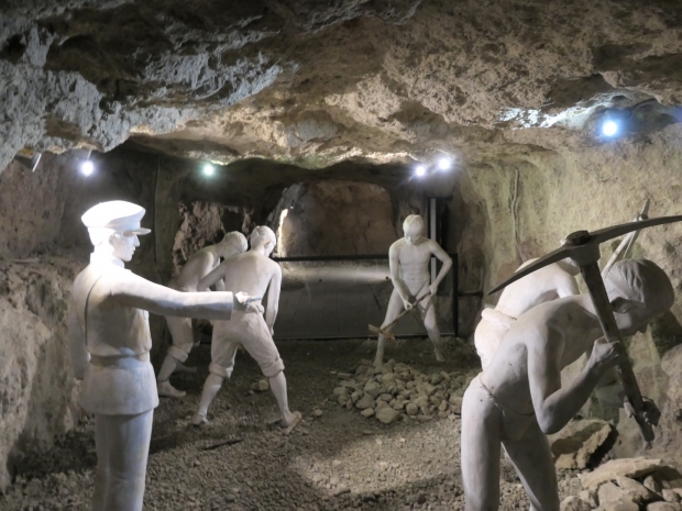 근대역사관 1관 건물 바로 뒤에는 일본이 파놓은 방공호가 있다