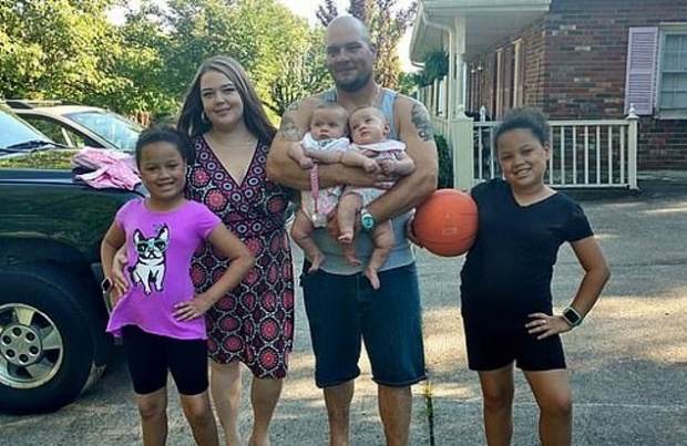 생전 토니와 그의 아내 다니엘르, 2명의 딸과 쌍둥이의 모습