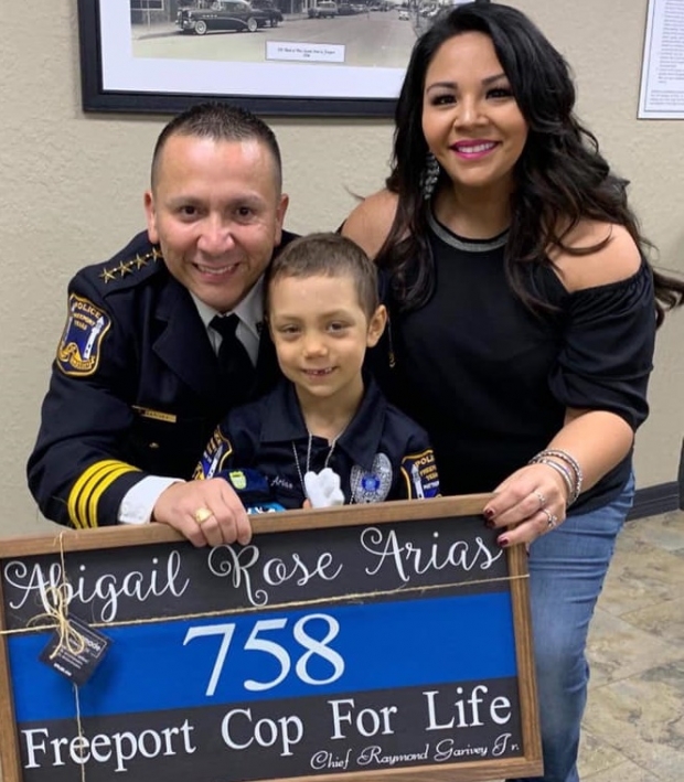 지난 7일(현지시간) 미국 텍사스 주 프리포트 경찰서에서 열린 명예경찰 임명식/프리포트 경찰서 공식 페이스북