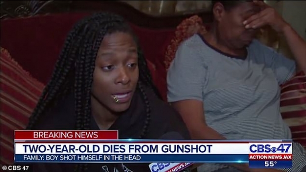 사망한 아기의 제이든의 엄마 도나 크럼프 피에드(왼쪽)