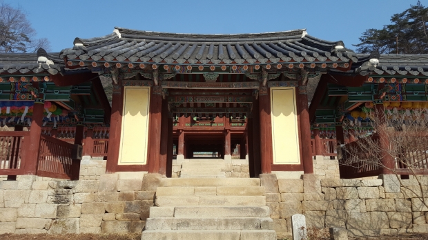 보물 제 164호 지정된 청평사의 회전문. 과거 이 곳에 불경을 둔 팽이 모양의 윤장대가 있었다