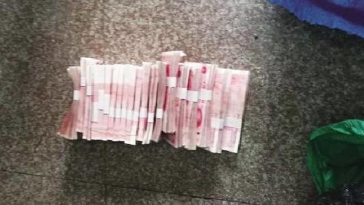 천 씨가 수거한 비닐봉지 속에는 100위안(약 1만7000원)짜리 현금으로 약 8만 위안(약 1400만원)이 들어있었다.