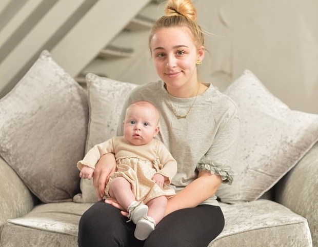 갑작스럽게 엄마가 된 에보니는 곧 학교로 돌아갈 예정이다