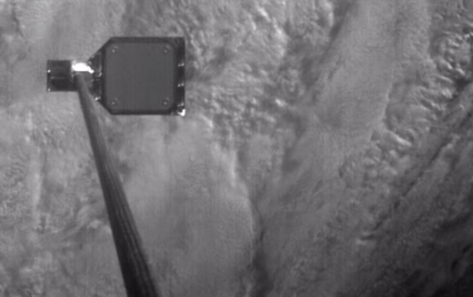 작살로 태양전지패널을 맞추는 모습