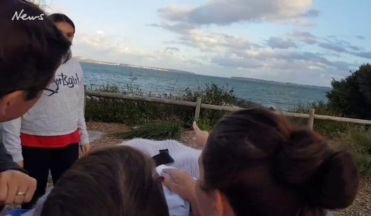 카르멘과 가족이 함께 바다를 바라보고 있다