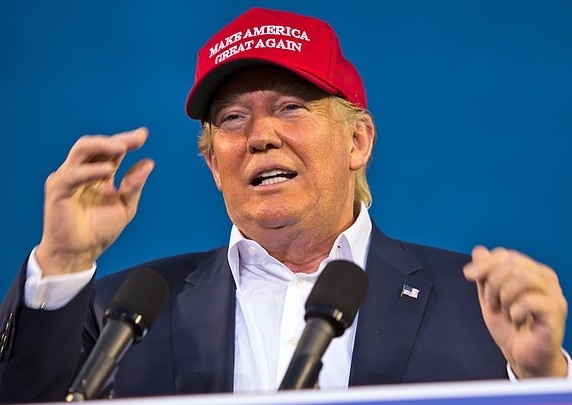 트레이드마크인 ‘MAGA’ 모자를 착용한 트럼프 미국 대통령의 모습