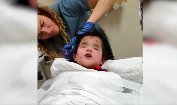 공포에 떨던 에비는 노래가 시작되자 언제 그랬냐는 듯 천사같은 목소리를 들려주었다