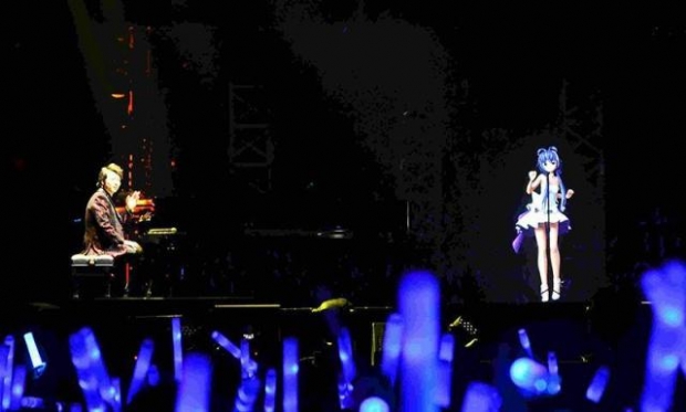 중국이 낳은 세계적인 피아니스트 랑랑(왼쪽)과 합동 콘서트를 펼친 가상 아이돌 뤄 톈이(오른쪽)