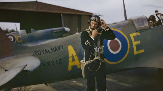 비행 전 헬멧을 고쳐쓰고 있는 조종사의 모습.