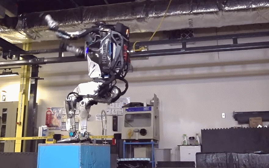 뒤로 공중제비하는 아틀라스 로봇