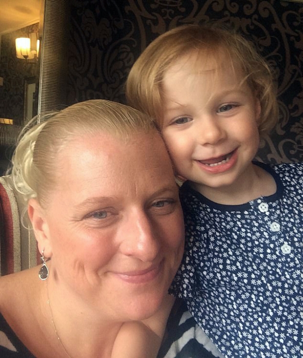 르네와 르네의 딸 렉시의 모습