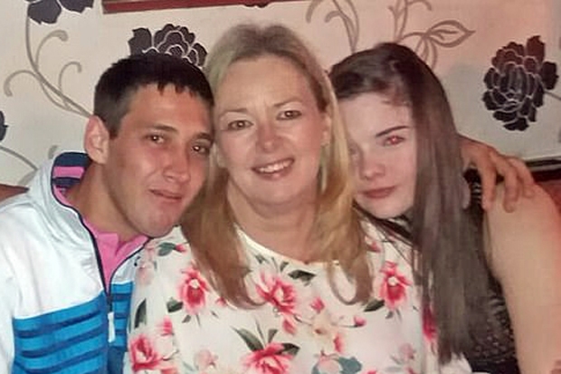 왼쪽부터 마크(27), 샤론(50), 샤론의 딸 케이티(17)