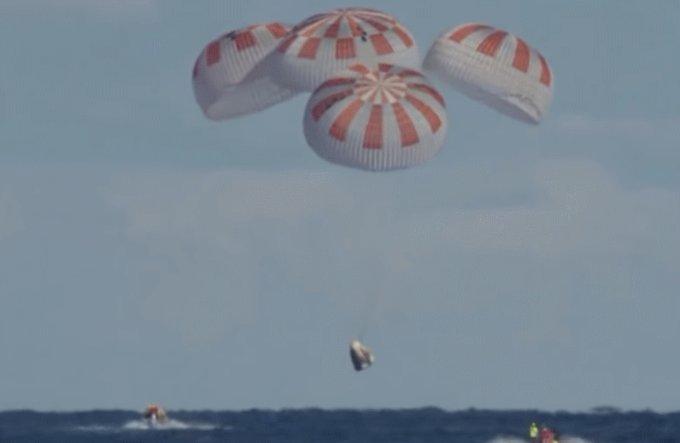 대서양 공해상에 착수하는 크루 드래곤