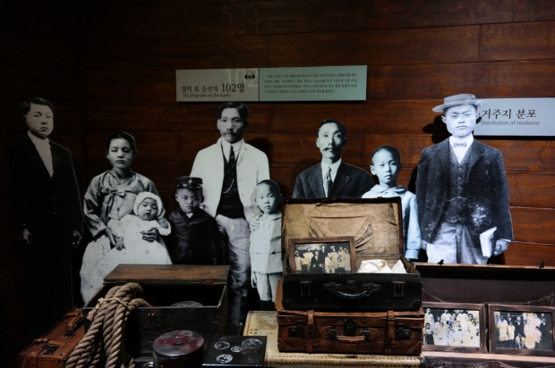 1903년 1월, 하와이 사탕수수 농장 노동자 신분으로 한국인 101명이 인천항에서 호놀룰루로 배를 타고 갔다