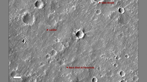 NASA의 화성정찰위성 MRO가 촬영한 인사이트 모습