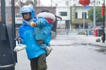 [월드피플+] 한 손에 택배, 다른 한 손에 딸업고 뛰는 아빠의 사연