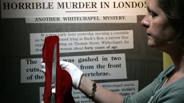 영국 도클랜즈 박물관에서 한 큐레이터가 잭 더 리퍼가 살인 도구로 사용한 것으로 알려진 칼을 선보이고 있다.(사진=AP 연합뉴스)