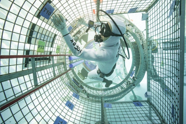 수중 테스트 중인 ESPRIT 모듈의 3D 프린터 출력 모형