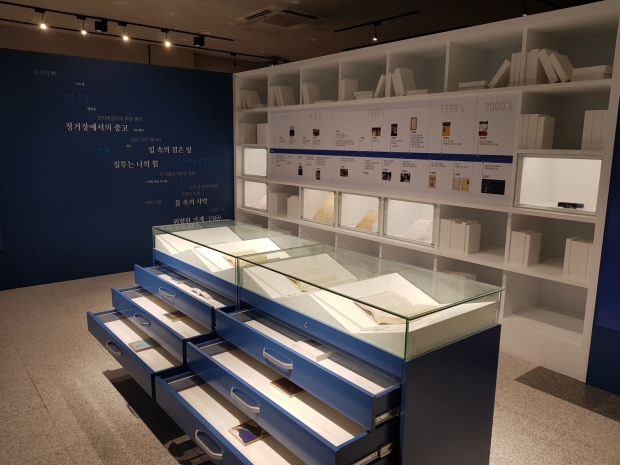 시인 기형도가 즐겨 읽던 책부터 그의 흔적이 담긴 여러 전시물들이 많다