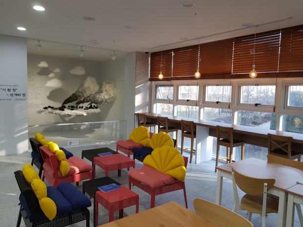 기형도 시인의 시뿐만 아니라 우리나라 유명 시인들의 작품들을 읽을 수 있는 열람실도 마련되어 있다