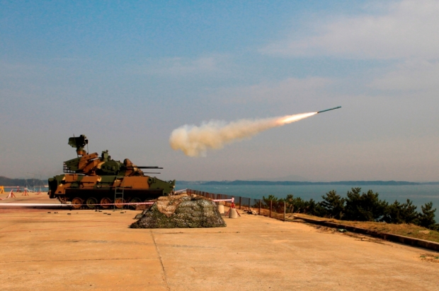 비호복합은 신궁 장착을 통해 3~5㎞ 영역에서는 신궁으로 대응하고, 3㎞ 이내 표적에는 30㎜ 대공포로 교전할 수 있게 되어 다수의 공중위협에 대응할 수 있게 됐다 (사진=육군)