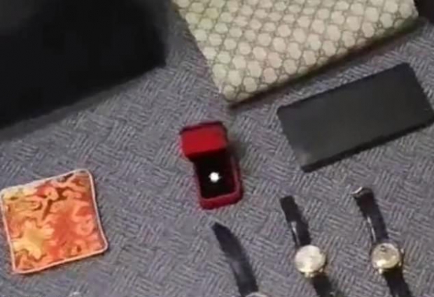 공안부가 탄씨에게서 압수한 물품 중에는 가짜 5캐럿 다이아몬드 반지도 보인다. 탄씨는 이를 이용해 양씨에게 프러포즈하고 사업 명목으로 자금을 지원해달라고 했던 것으로 전해졌다.