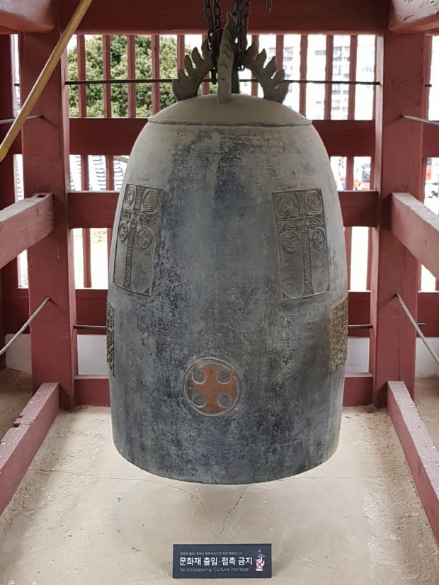 <사진3. 대한성공회 강화 성당의 교회종. 1914년에 영국에서 기증한 종은 1944년 일제에 징발당해 지금의 종은 1989년 교우들이 봉헌한 것이다.>