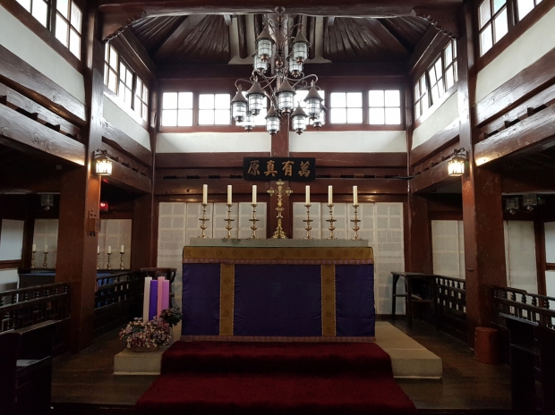 <사진4. 교회 내부에는 예배단과 더불어 퇴실(예복실)도 갖추어져 있다.>