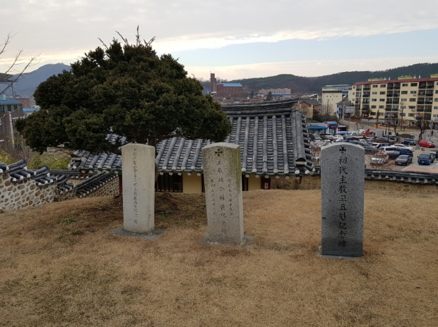 <사진5. 강화 시내가 내려 보이는 언덕 위에는 강화 성당을 거쳐 간 주교들의 기념비가 세워져 있다.>