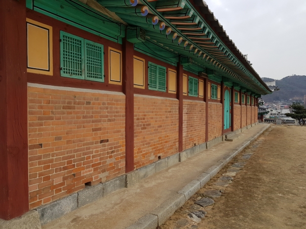 <사진6. 전통 한옥에서는 찾기 힘든 서양 건축 양식의 긴 벽체. 흡사 외국에 있는 성당의 옆 모습같이 만든 10칸의 성당 외벽.>