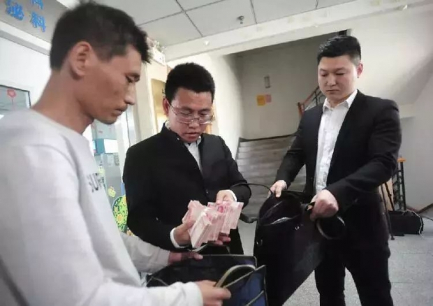 주씨(가운데)와 그 일행이 당씨(왼쪽)에게 수술비용을 전달하는 모습.