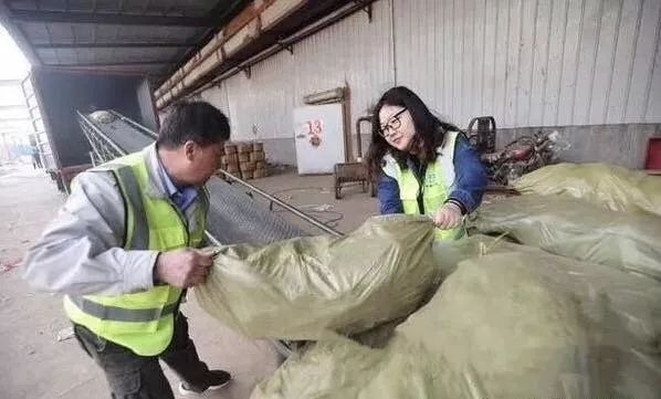 주씨가 소유한 회사의 직원들이 무 10만㎏을 인근 양로원에 무상으로 기증하기 위해 차량에 싣는 모습.