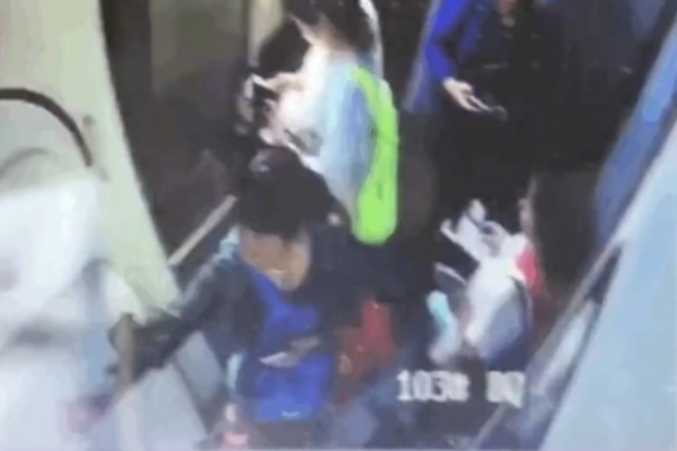 남방항공 CZ8427편에 동전 6개를 던지는 승객의 모습