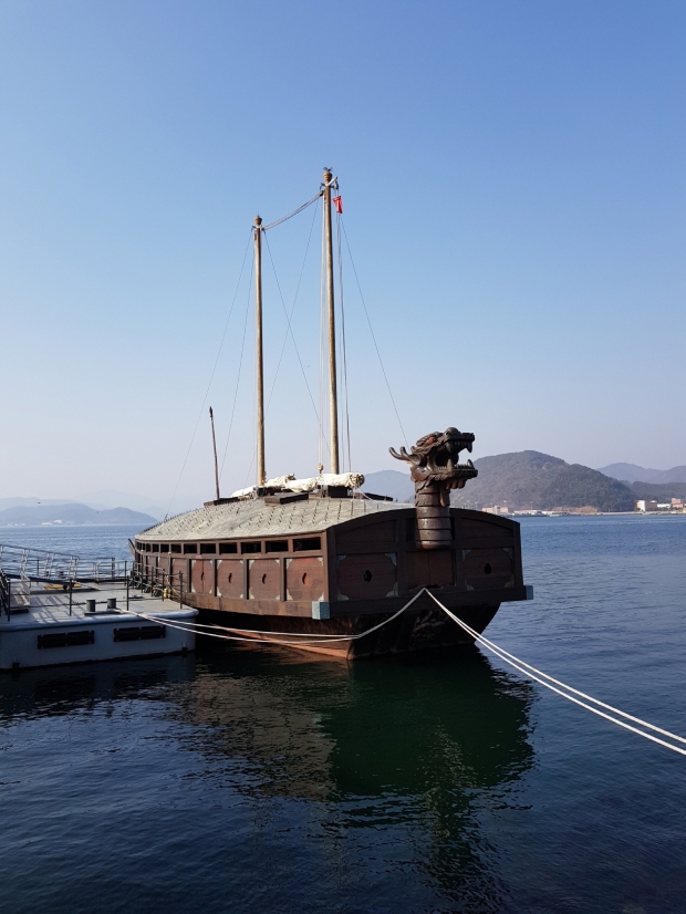 해군사관학교 박물관에는 실물 크기의 거북선이 해상 계류중이다.
