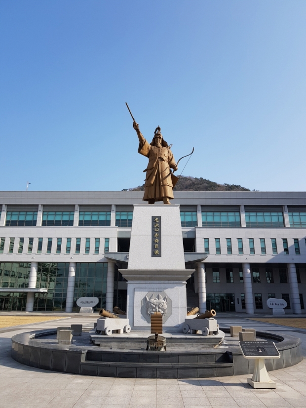 해군사관학교는 충무공 이순이 이끈 옥포해전의 승전고가 울린 곳에 위치하고 있다.