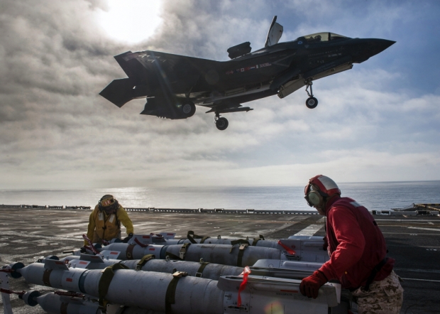 F-35B 라이트닝 전투기를 운용하기 위해 아메리카는 이전의 강습상륙함보다 더 큰 비행갑판을 갖게 되었다 (사진= 미 해군)