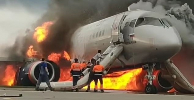 구조 미끄럼틀을 통해 다시 기체로 기어올라가는 부조종사