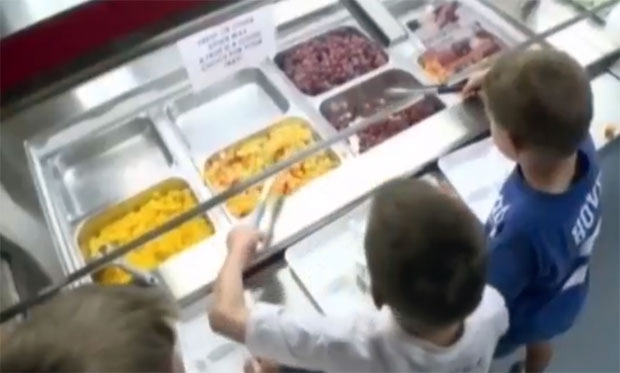 미국 로드아일랜드에 위치한 워릭공립학교가 오는 13일(현지시간)부터 급식비를 연체한 학생에게 정규급식 대신 차가운 젤리 샌드위치와 썬버터(해바라기씨로 만든 버터)를 대체급식으로 제공할 것이라고 예고했다가 거센 반발로 철회했다/사진=NBC뉴스 화면