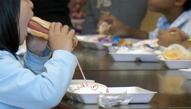 미국 로드아일랜드에 위치한 워릭공립학교가 오는 13일(현지시간)부터 급식비를 연체한 학생에게 정규급식 대신 차가운 젤리 샌드위치와 썬버터(해바라기씨로 만든 버터)를 대체급식으로 제공할 것이라고 예고했다가 거센 반발로 철회했다/사진=NBC뉴스 화면
