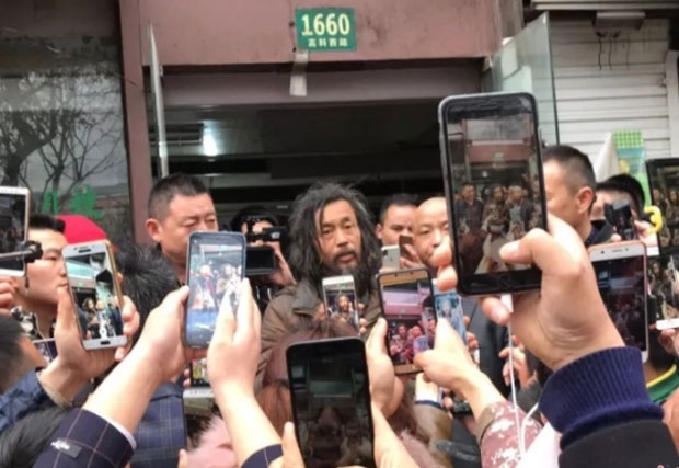 선웨이를 보기 위해 몰려든 사람들